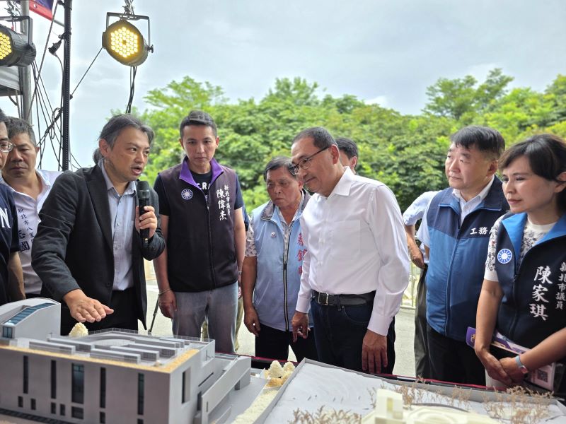 《圖說》侯友宜市長觀看八里第二納骨塔的建物模型，建築師從旁解說。〈工務局提供〉