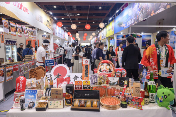 日本美食館匯集日本各地特色美食、伴手禮、清酒及觀光資訊，現場展出廣島燒、明太子、沖繩黑糖、地方特產等豐富商品，並結合各縣市觀光推廣，吸引眾多民眾駐足參觀、品嚐，感受濃厚的日本飲食文化魅力。（圖／主辦單位提供）