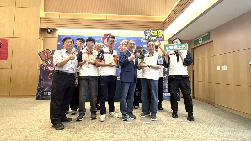 《圖說》交通局副局長曾招雄率隊獻獎,與市長侯友宜及全體市民共享榮耀。〈交通局提供〉
