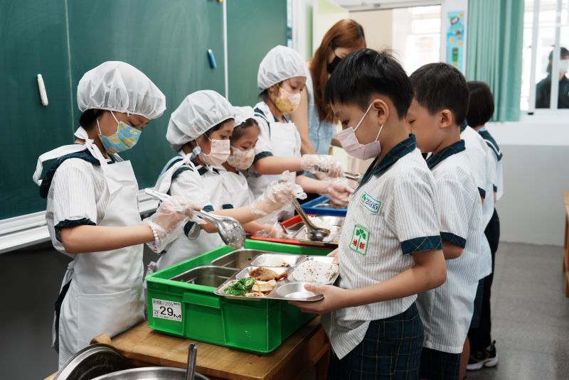 《圖說》一頓讓孩子喜歡的營養午餐,需要營養師、校廚及學校團隊共同合作。〈教育局提供三