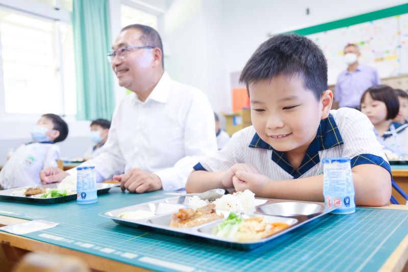 《圖說》從供餐、食安到菜色品質全面掌握,讓孩子吃得安心又健康。〈教育局提供〉