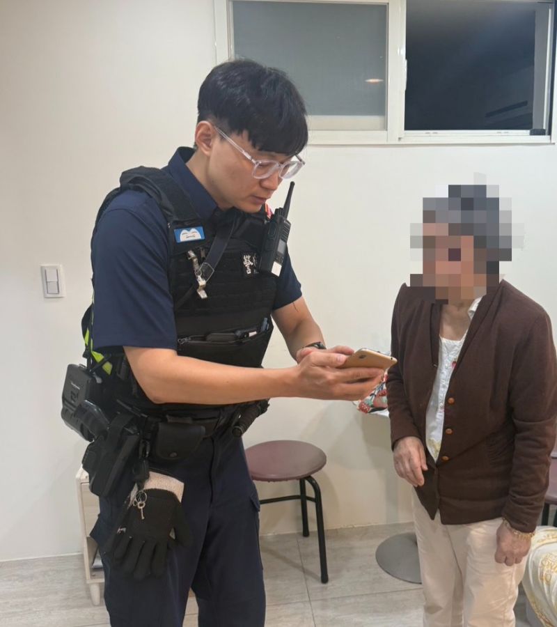 《圖說》員警仔細查看婦人隨身物品及手機內容,尋找可能的聯絡資訊。〈中和分局提供〉