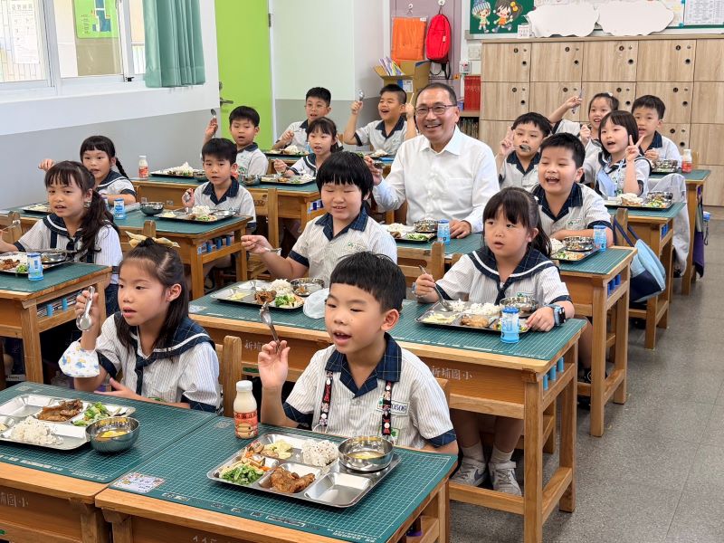 《圖說》市長侯友宜開學日特別走進校園關心供餐情形,與學童一同用餐,品嘗融入在地食材的特。〈教育局提供〉
