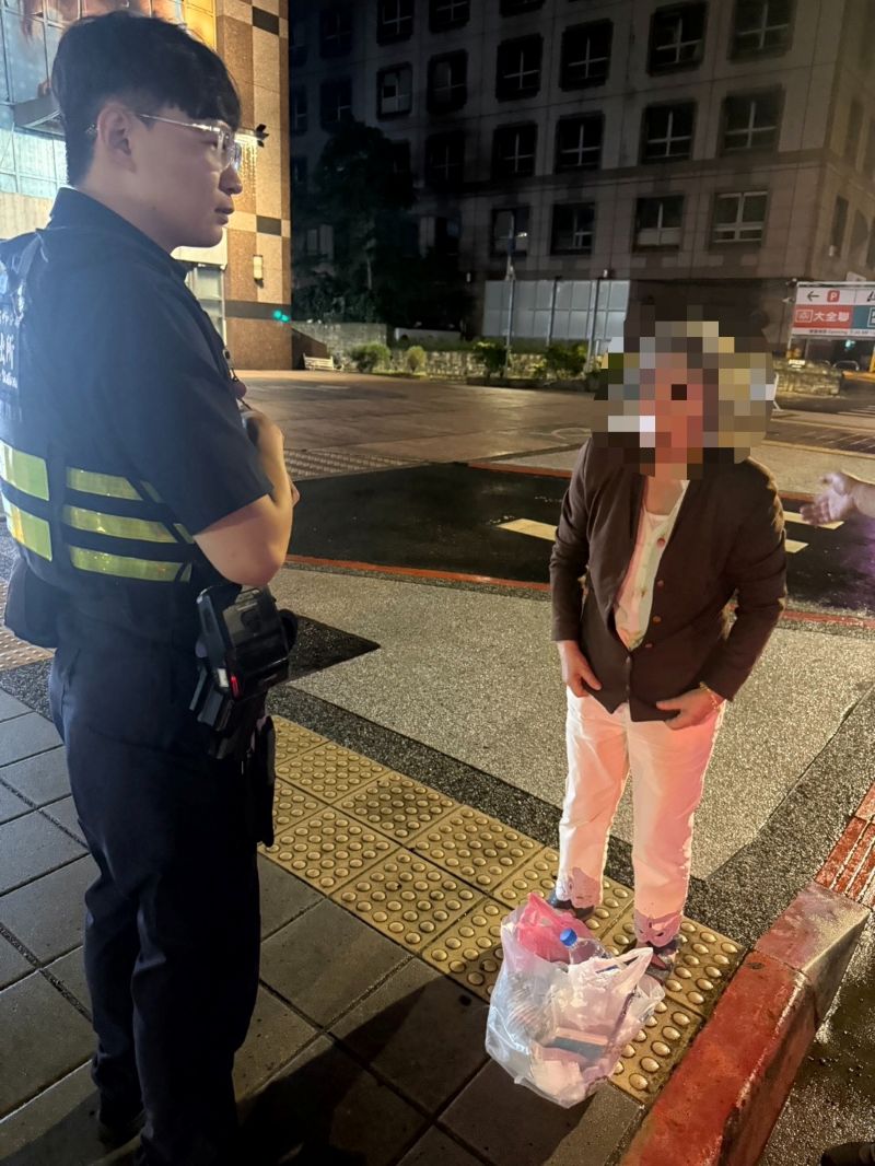 《圖說》員警到場後,先耐心安撫李婦情緒,並關心其身體狀況,確認她並無受傷或急迫就醫需求。〈中和分局提供〉