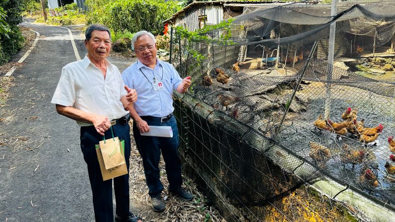 《圖說》台電基隆區處電務副處長方信傑親自拜訪畜牧及養殖業，實地說明用電安全及防颱整備。〈基隆區處提供〉