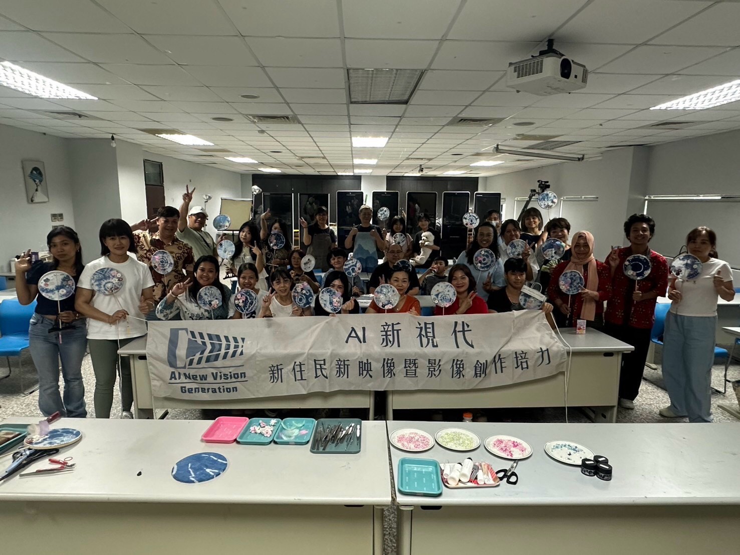 開南大學AI培力新住民 邀親子手作徽章、團扇交流文化 S 45285416
