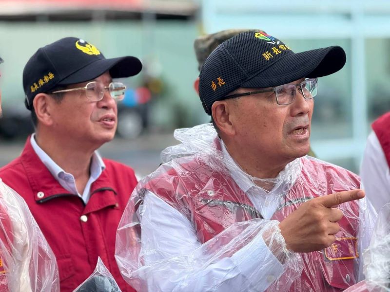 《圖說》侯友宜市長指示加強防颱應變措施,左為消防局長陳崇岳。〈消防局提供〉