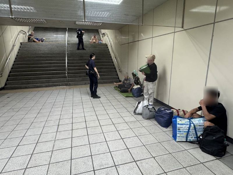 《圖說》對於有滋事疑慮、影響公共秩序、市容或衛生情形者,依法予以約制、勸離,降低治安風險。〈板橋分局提供〉