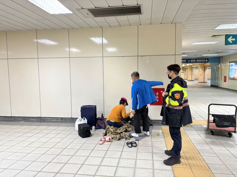 《圖說》車站、廟宇周邊域,常有街友駐足,警方除落實平日巡邏勤務,也針對街友聚集熱點加強盤查、關懷與勸導。〈板橋分局提供〉